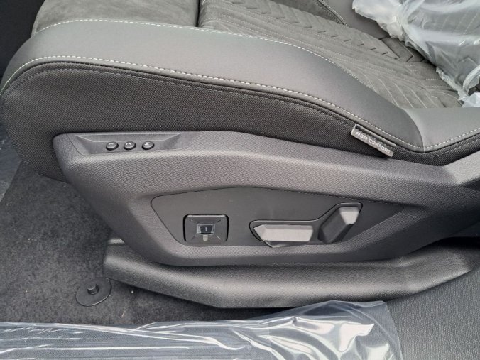 Peugeot 3008, Peugeot 3008 3008 GT Hybrid 145 e-DCS6, barva modrá