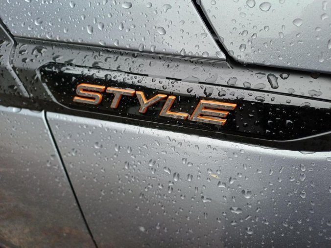 Peugeot 2008, Peugeot 2008 STYLE Hybrid 110 e-DCS6, barva šedá