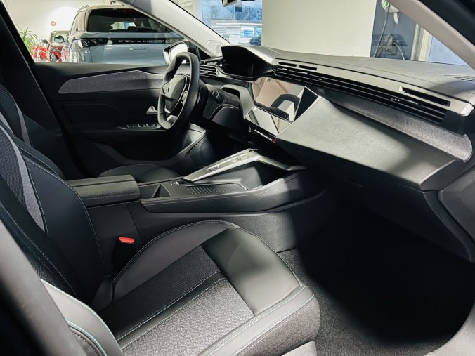 Peugeot 408, Peugeot 408 ALLURE Hybrid 145 e-DCS6, barva černá