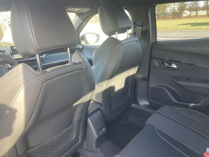 Peugeot 2008, Peugeot 2008 GT Elektromotor 115 kW / 156 k (Baterie 54 kWh), barva šedá