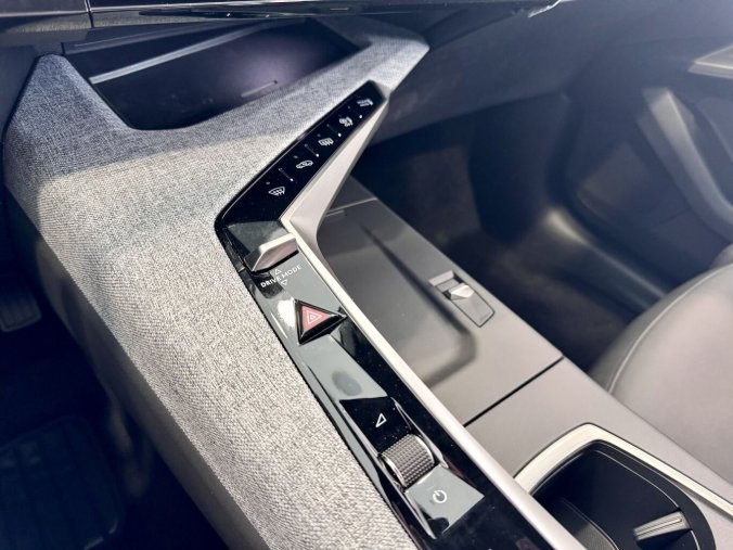 Peugeot 3008, Peugeot 3008 ALLURE Hybrid 136k, Automat, barva černá