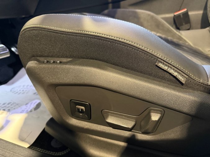 Peugeot 3008, Peugeot 3008 GT Hybrid 145 e-DCS6, barva modrá