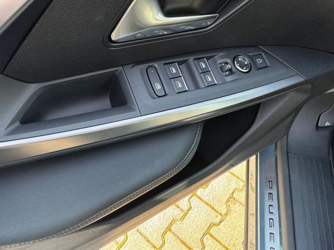 Peugeot 5008, Peugeot 5008 GT Elektromotor 157 kW / 210 k, barva modrá
