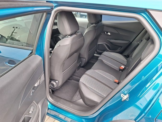 Peugeot 2008, Peugeot 2008 ALLURE PureTech 130  EAT8, barva modrá