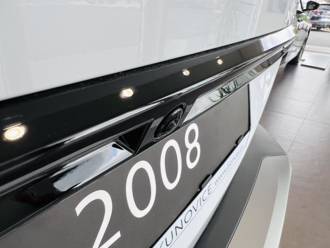 Peugeot 2008, Peugeot 2008 GT Elektro, e-dojezd 341km, barva bílá