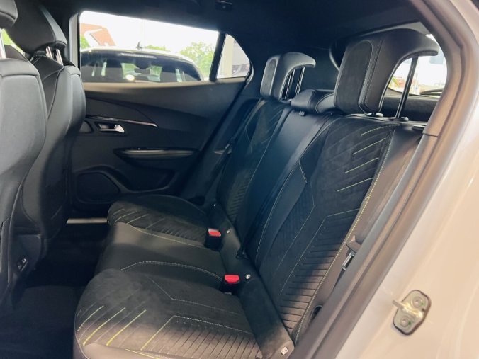 Peugeot 2008, Peugeot 2008 GT Elektro, e-dojezd 341km, barva bílá