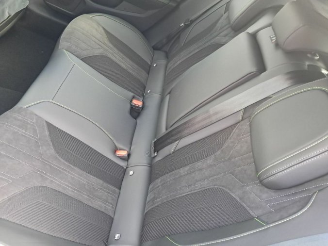 Peugeot 408, Peugeot 408 408 GT Hybrid 145 e-DCS6, barva bílá