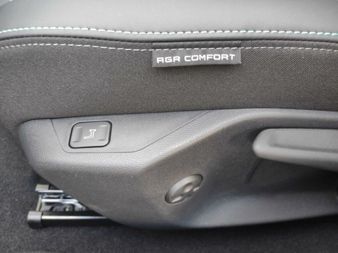 Peugeot 408, Peugeot 408 ALLURE Hybrid 136 e-DCS6, barva modrá