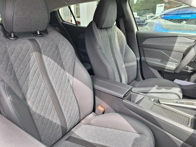 Peugeot 408, Peugeot 408 ALLURE Hybrid 145 e-DCS6, barva bílá