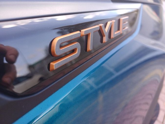 Peugeot 2008, Peugeot 2008 STYLE Hybrid 110 e-DCS6, barva modrá