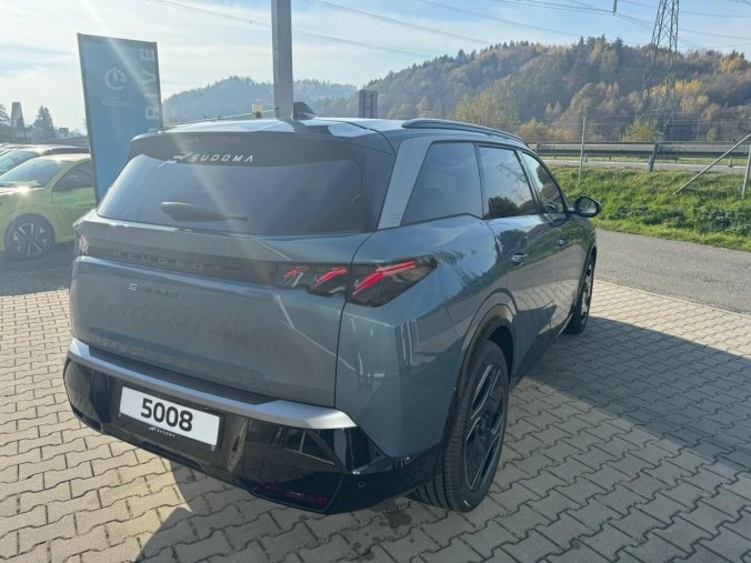 Peugeot 5008, Peugeot 5008 GT Elektromotor 157 kW / 210 k, barva modrá