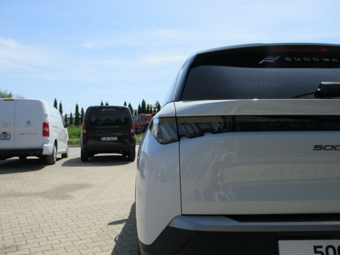 Peugeot 5008, Peugeot 5008 ALLURE Hybrid 145 e-DCS6, barva bílá