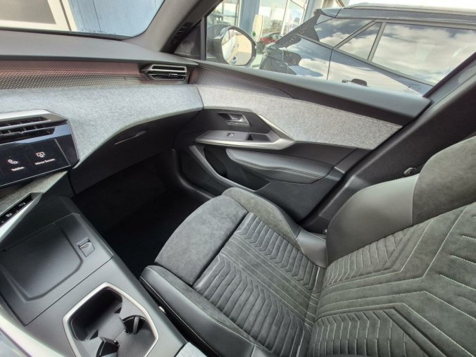 Peugeot 3008, Peugeot 3008 GT Hybrid 136 e-DCS6, barva modrá