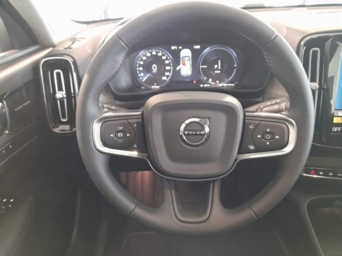 Volvo XC40, T5 FWD RECHARGE 1.5L 180 HP IN, barva stříbrná