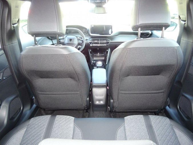 Peugeot 2008, Peugeot 2008 ALLURE Hybrid 145k e-DCS6, barva stříbrná