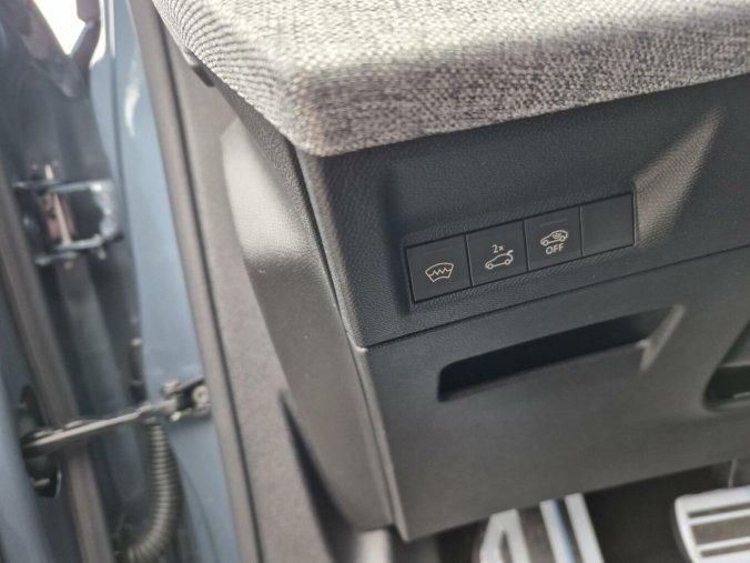Peugeot 5008, Peugeot 5008 GT Hybrid 136 e-DCS6, barva modrá