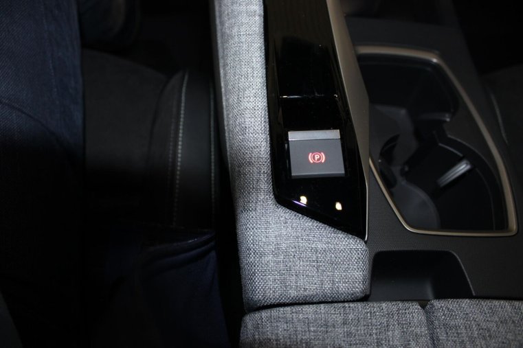 Peugeot 5008, Peugeot 5008 GT Hybrid 145 e-DCS6, barva černá