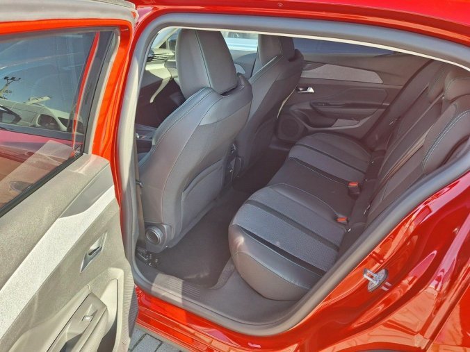 Peugeot 408, Peugeot 408 ALLURE Hybrid 136 e-DCS6, barva červená