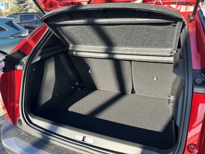 Peugeot 2008, Peugeot 2008 ALLURE PureTech 100 MAN6, barva červená