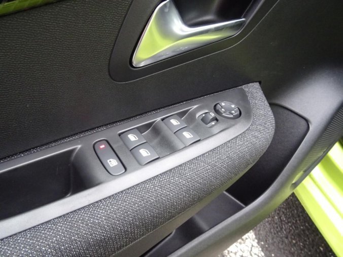 Peugeot 208, Peugeot 208 STYLE PureTech 100k MAN6, barva žlutá