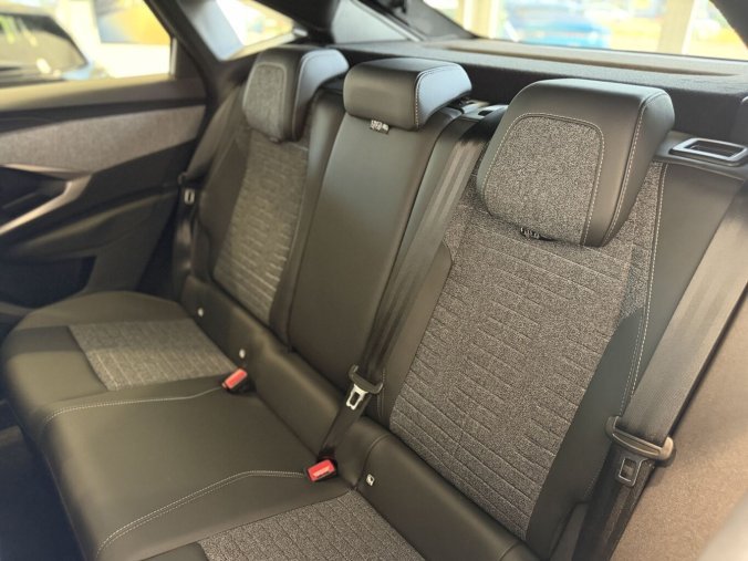 Peugeot 3008, Peugeot 3008 ALLURE Long Range, e-dojezd 700km, baterie 97 kWh, barva šedá