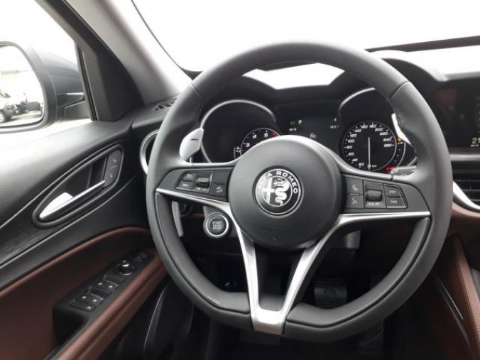 Alfa Romeo Stelvio, 2.0 200PS Super benzín 4x4 AT, barva šedá