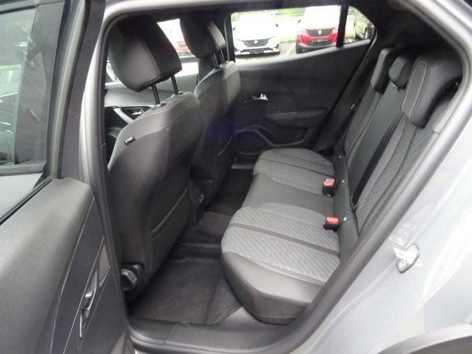 Peugeot 2008, Peugeot 2008 ALLURE Hybrid 145k e-DCS6, barva šedá