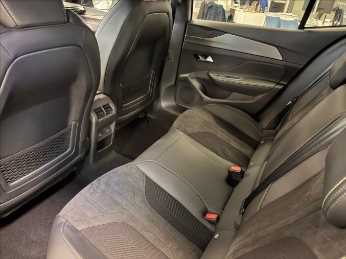 Peugeot 408, Peugeot 408 1,2 GT Hybrid 145 e-DCS6, barva bílá