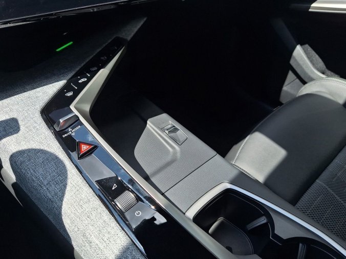 Peugeot 5008, Peugeot 5008 GT Hybrid 145 e-DCS6 SUMMER B, barva modrá