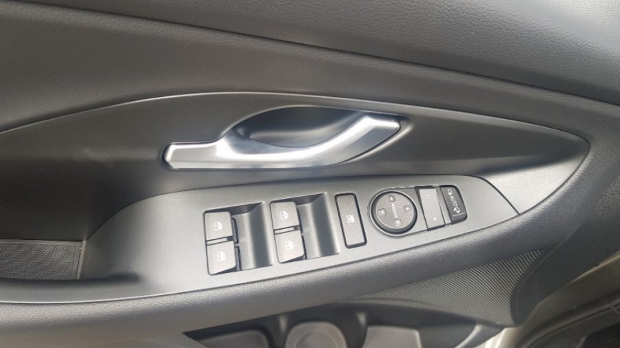 Hyundai i30, 1,5i 81 kW MT, barva červená