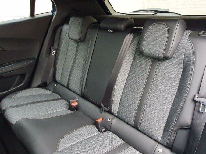 Peugeot 2008, Peugeot 2008 ALLURE PureTech 100 S&S MAN6, barva bílá