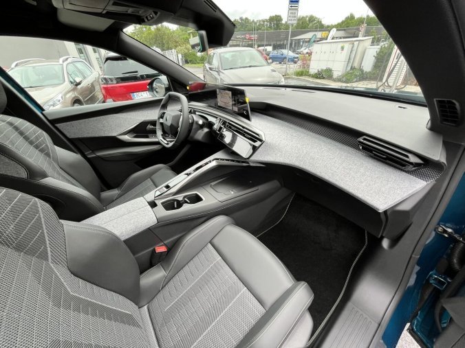 Peugeot 5008, Peugeot 5008 GT Hybrid 145 e-DCS6, barva modrá