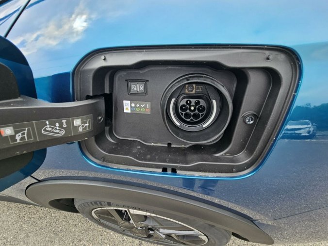 Peugeot 408, Peugeot 408 ALLURE Plug-in HYBR.225 e-EAT8, barva modrá