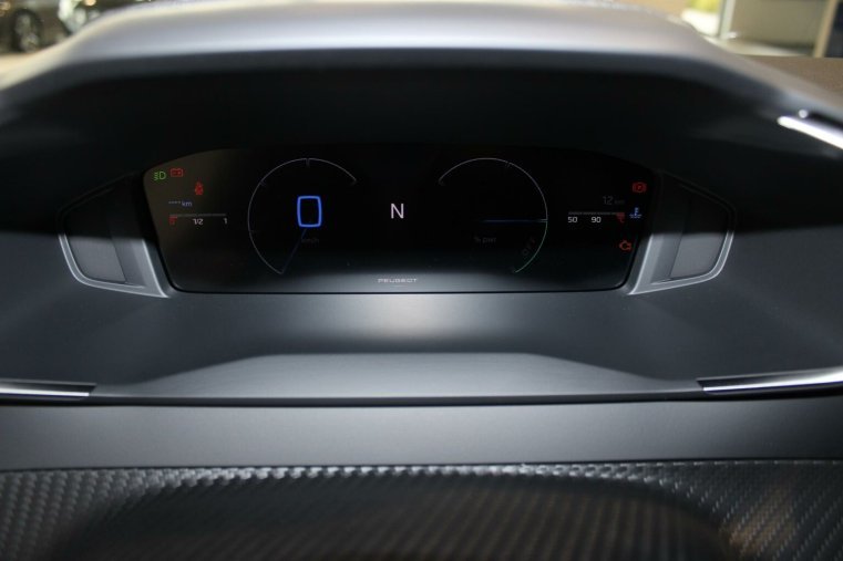 Peugeot 2008, Peugeot 2008 ALLURE Hybrid 136 e-DCS6, barva černá