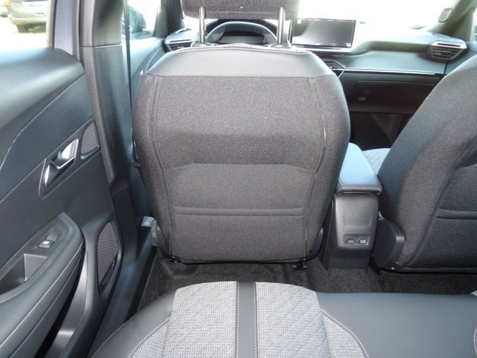 Peugeot 2008, Peugeot 2008 ALLURE Hybrid 145k e-DCS6, barva stříbrná