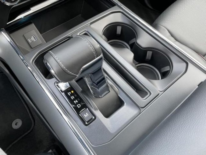 Ford F-150, SuperCrew 5,0 Lariat, barva šedá