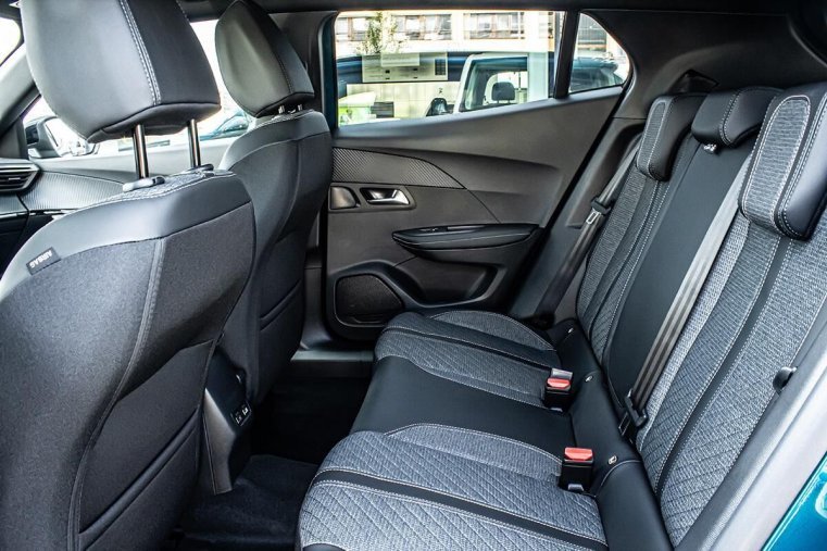 Peugeot 2008, Peugeot 2008 1,2 ALLURE Hybrid 145 e-DCS6, barva oranžová