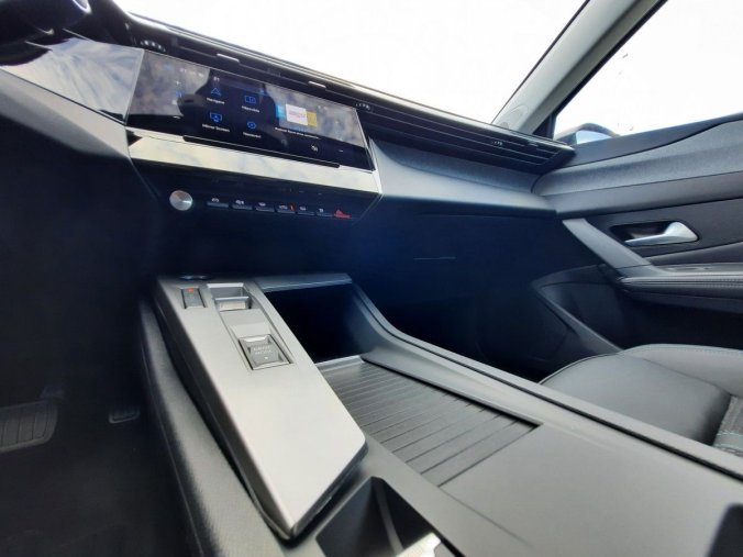 Peugeot 408, Peugeot 408 ALLURE Hybrid 145 e-DCS6, barva červená