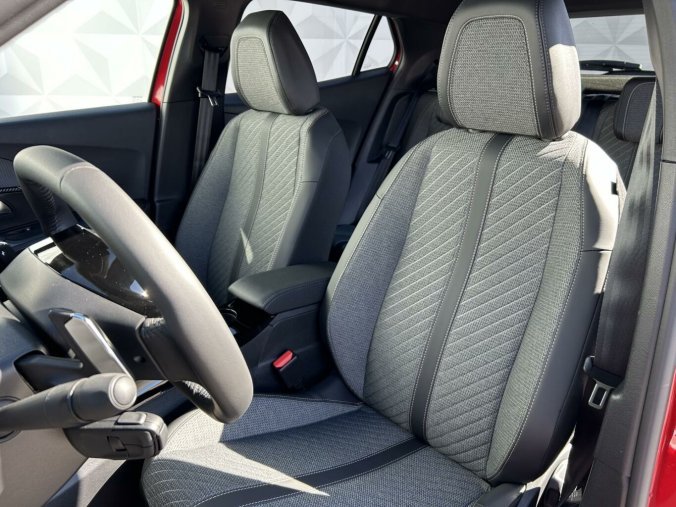 Peugeot 2008, Peugeot 2008 ALLURE Hybrid 136 e-DCS6, barva červená