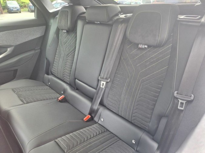 Peugeot 3008, Peugeot 3008 GT Hybrid 136 e-DCS6, barva šedá