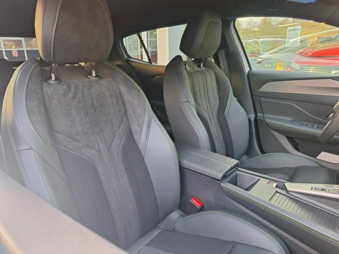 Peugeot 408, Peugeot 408 GT 1.2 PT 130K EAT8, barva bílá