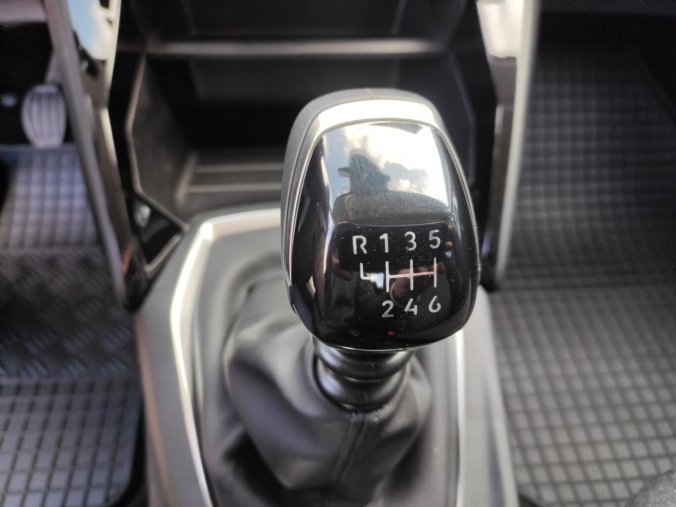 Peugeot 208, Peugeot 208 STYLE 1.2i 100k MAN6, barva stříbrná