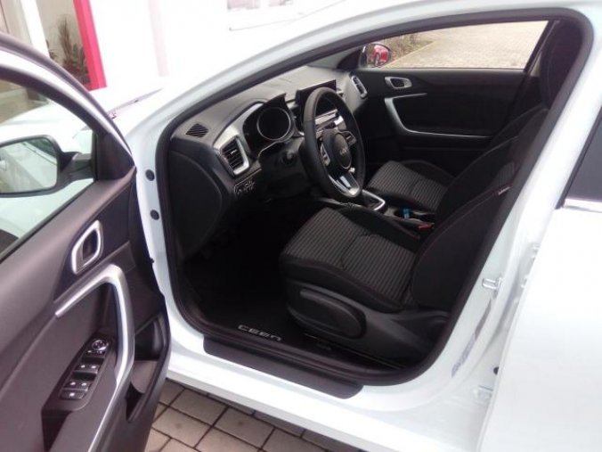 Kia Ceed, SW 1,5 T-GDi TOP 17 BUD MY23, barva bílá
