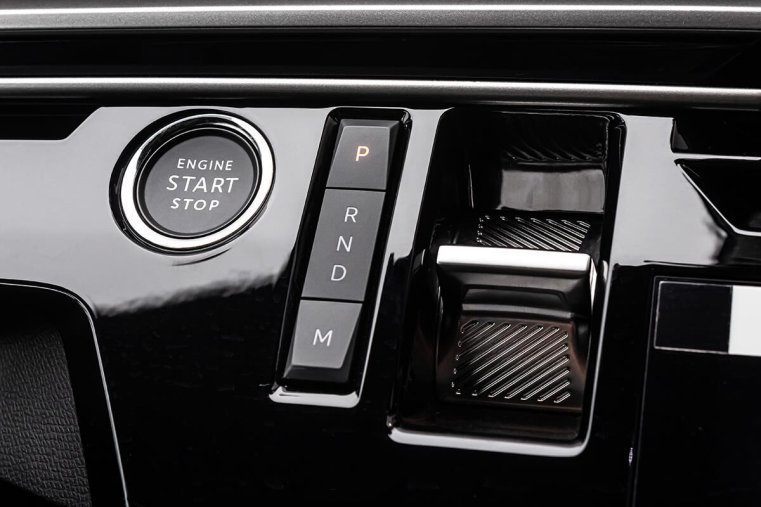 Peugeot 5008, Peugeot 5008 1,2 ALLURE Hybrid 145 e-DCS6, barva bílá