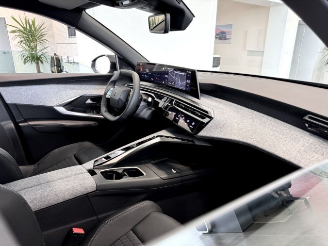 Peugeot 3008, Peugeot 3008 Elektromobil, e-dojezd 520km, barva modrá