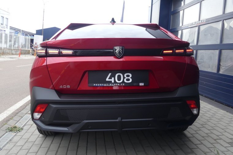 Peugeot 408, Peugeot 408 Allure Hybrid 136 e-DCS6, barva červená