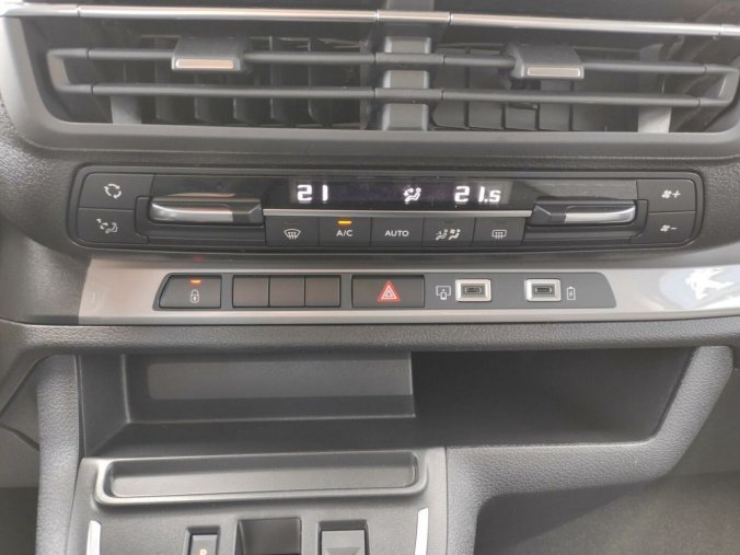 Peugeot Traveller, Peugeot Traveller L2 2.0 HDI AUT8 180k NAV 2+3+3, barva stříbrná