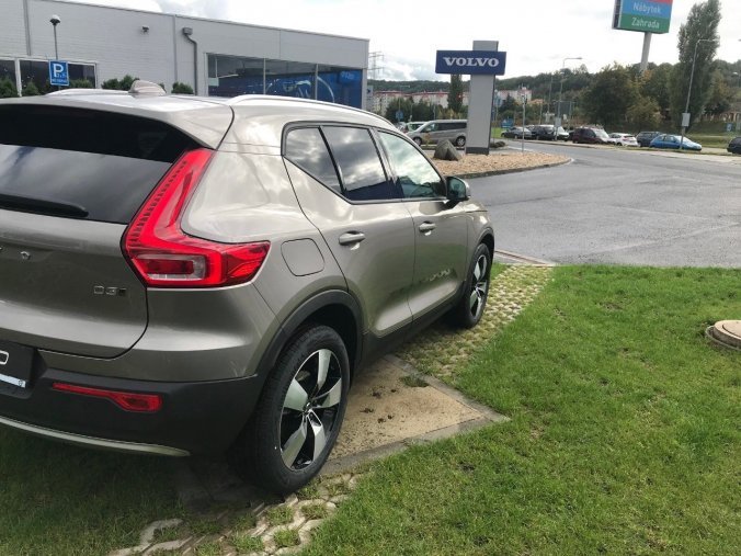 Volvo XC40, SUV, MOMENTUM PRO SUV 2,0 D3 AWD, barva šedá