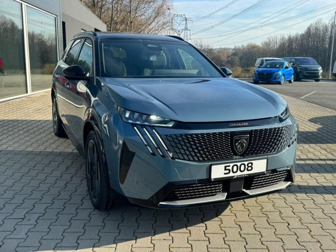 Peugeot 5008, Peugeot 5008 GT Elektromotor 157 kW / 210 k, barva modrá