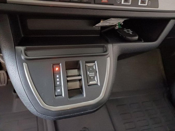 Peugeot Traveller, Peugeot Traveller ALLURE 2.2 BlueHDi 180k EAT8, barva šedá